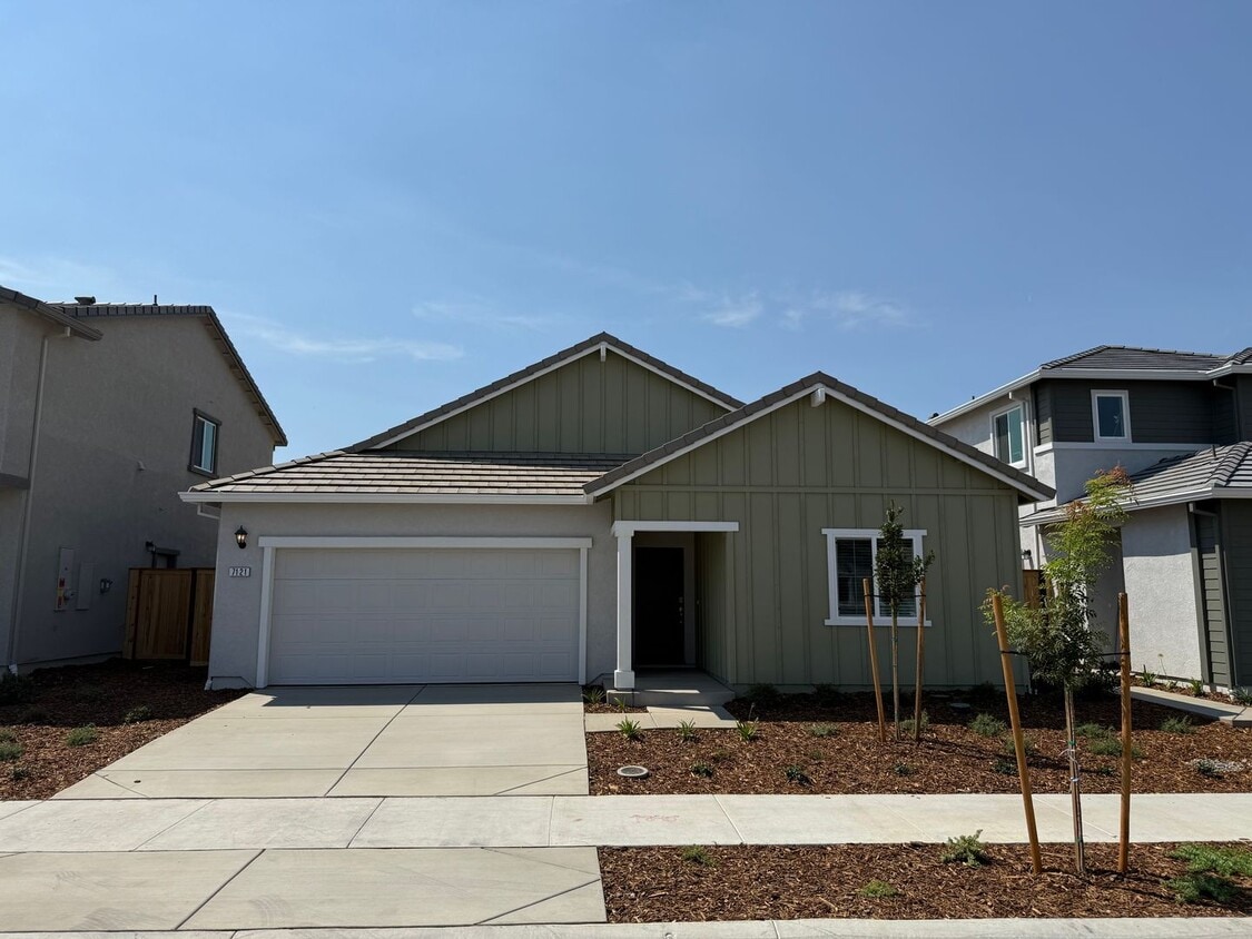 Foto principal - Beautiful 4 bed 2 bath located in West Ros...