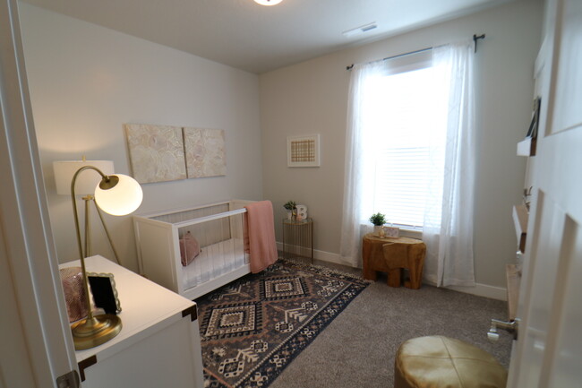 Building Photo - 3 Bedroom 2 Bathroom Condo in Vineyard!