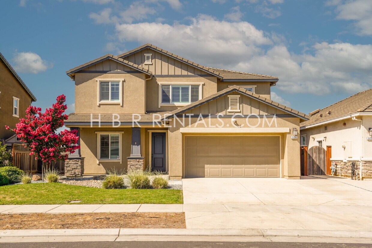 Foto principal - 906 River Bend Dr
