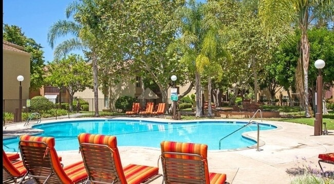 Building Photo - Great Location 2 Bedrooms in Mission Valle...