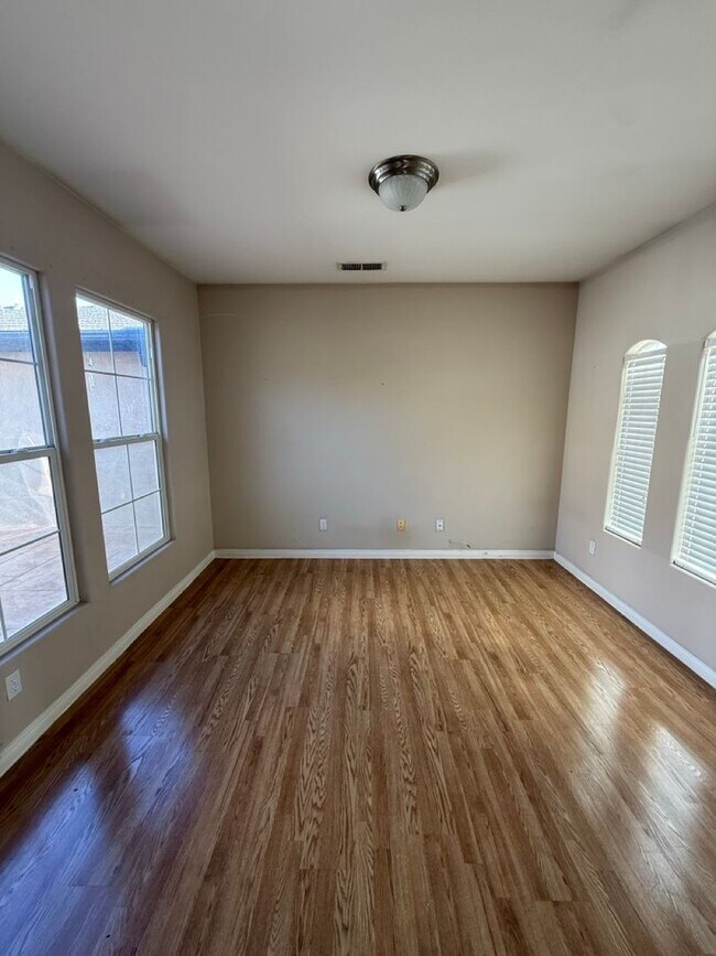 Foto del edificio - Spacious 4-Bedroom, 2-Bathroom Home in Southwest Bakersfield