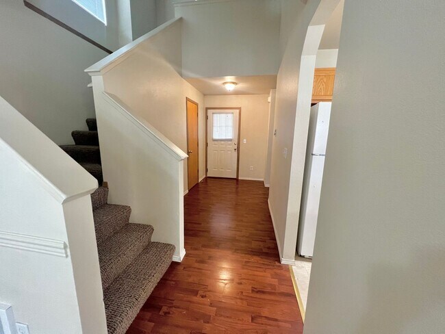 hall to upstairs bath - 2108 N Yellowstone St