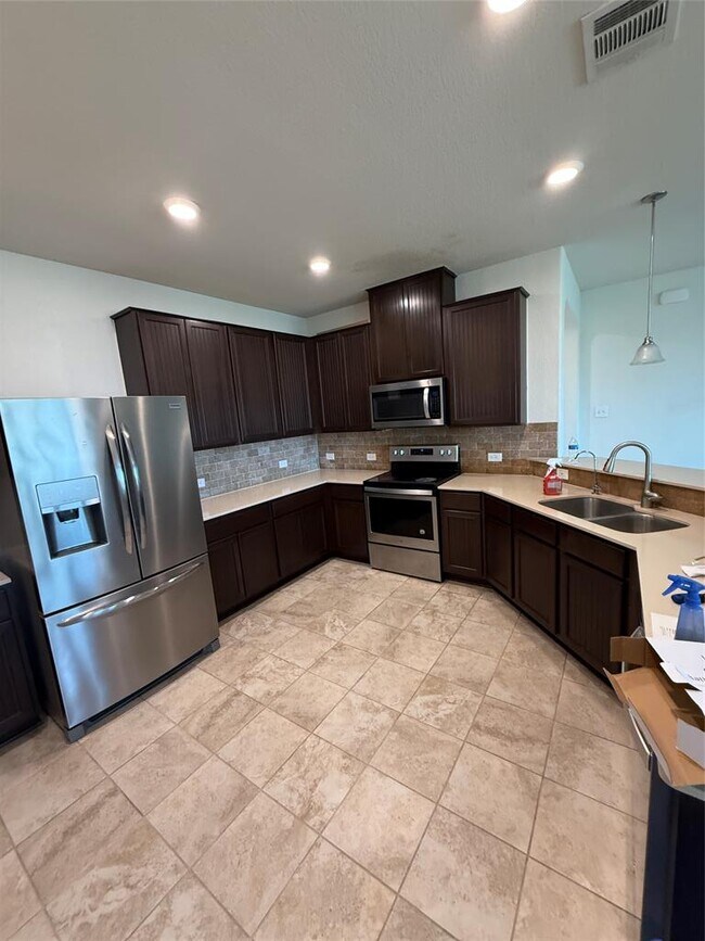 Foto del edificio - 16602 Brogan Ln