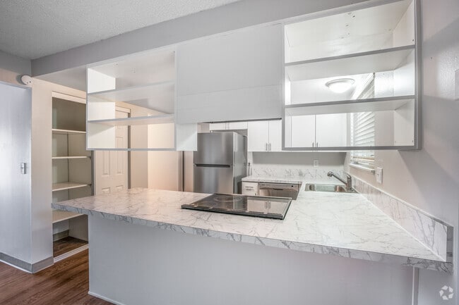 2BR, 1.5BA, - 986SF - Kitchen 02 - King James Gate