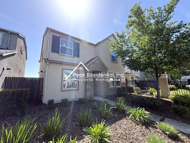 Building Photo - Spacious 4bd/2ba House - Gated Community