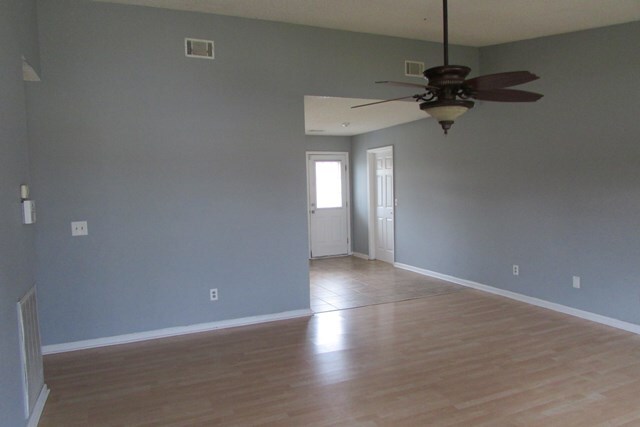 Building Photo - 850 Lyndsi Ln