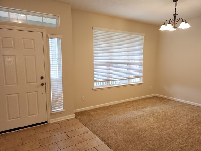 Building Photo - 3 Bedroom 2.5 Bathroom Home in desired Gre...