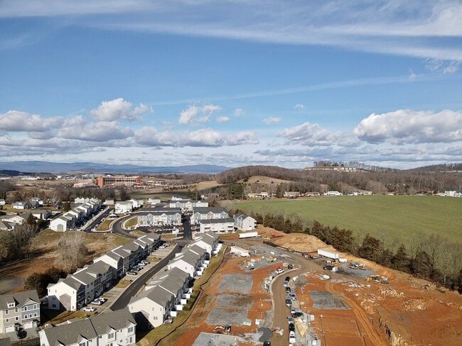 Foto del edificio - Newer Construction End Unit Townhome Near Sentara RMH Hospital for Rent!  Large Unfinished Baseme...