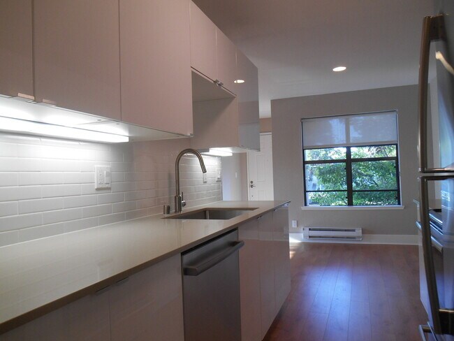 Building Photo - Newly Remodeled Condo Unit