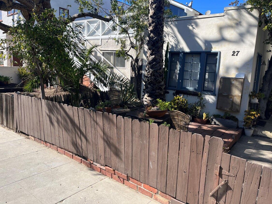 Shared front yard - 27 Eastwind St