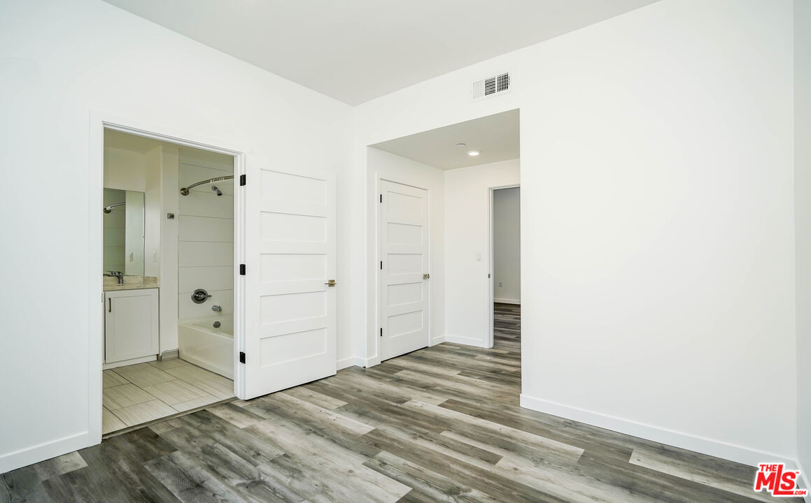 Foto principal - 2701 James M Wood Blvd