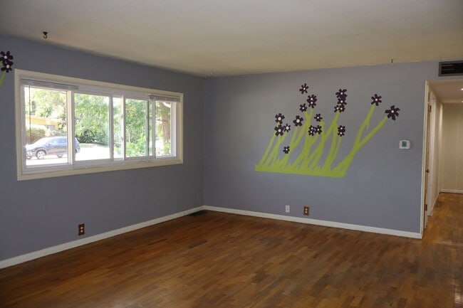 Building Photo - Character, Comfort, and Convenience on Wes...