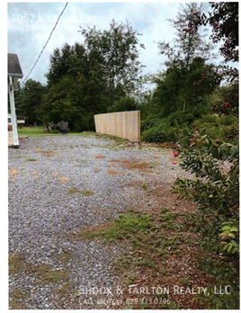 Building Photo - 1052 Village Cir