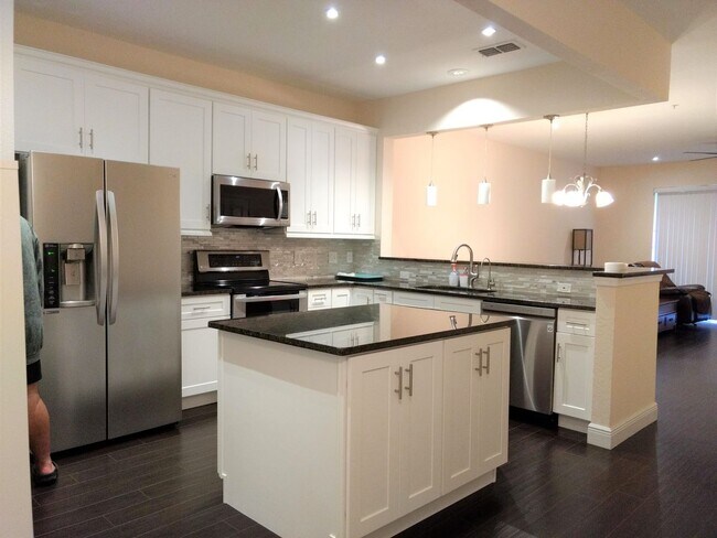 Foto del edificio - Townhome in Stonebridge Lakes at Metrowest!