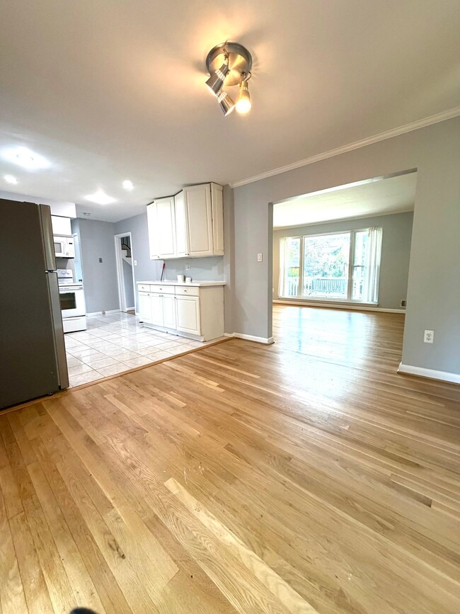 Building Photo - 5809 Greenlawn Dr