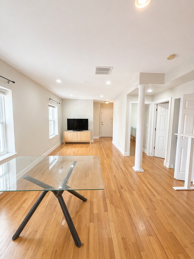 Foto del edificio - 6815 N Lakewood Ave