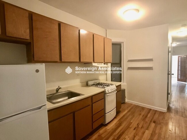 Building Photo - 405 W 49th St