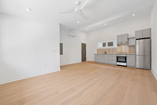 Building Photo - Bright and Modern Luxury Studio in Downtow...