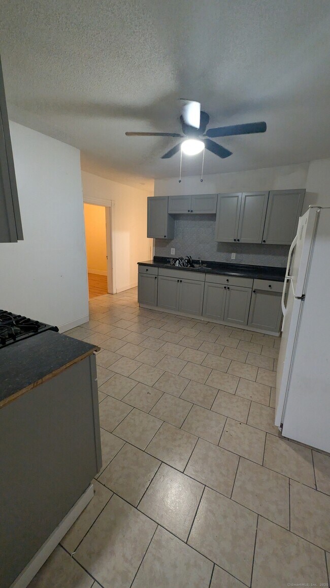 Foto del edificio - 83 Lounsbury Ave