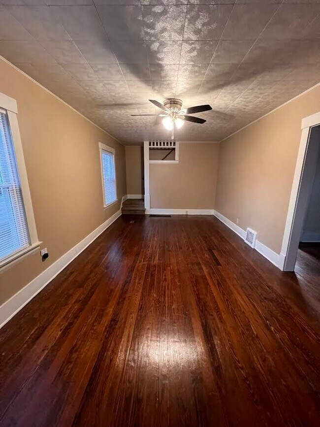 Building Photo - 3 Bedroom Home