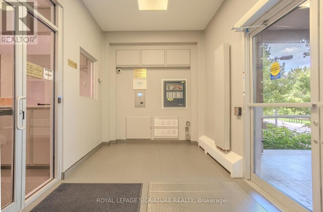 Building Photo - 975 Warwick Ct