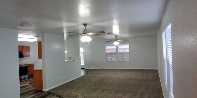 Foto del edificio - Spacious 3 Bed / 2.5 Bath Home