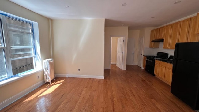 Building Photo - 673 Watkins St