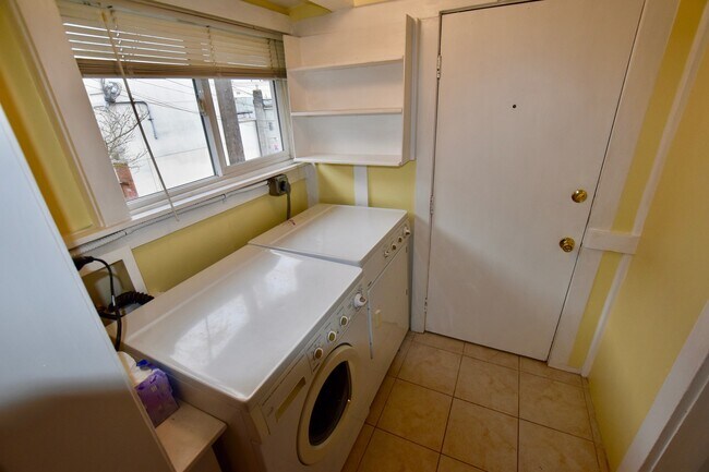Foto del edificio - Charming Capitol Hill One Bedroom - AVAILABLE 9/8/2026!