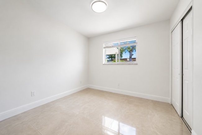 Building Photo - 2100 N Seacrest Blvd