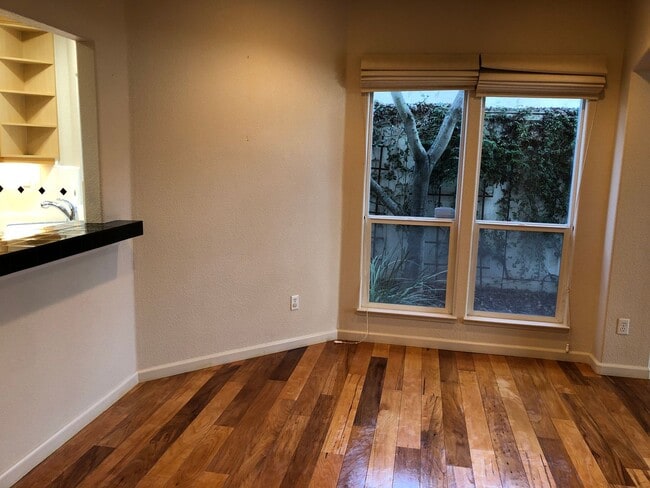 Building Photo - 1500 Scenic Dr