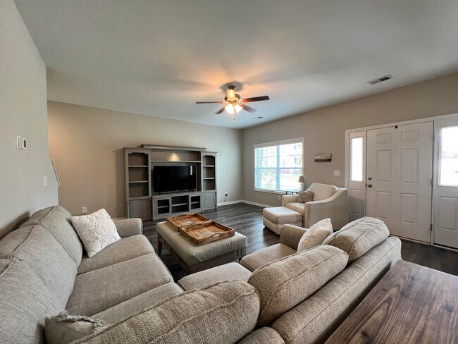 Building Photo - 3150 Mayflower Ln