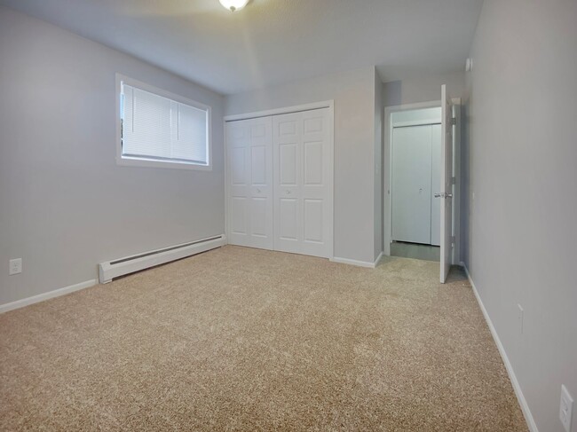 Foto del edificio - Two Bedroom - 1 Bath 2 Blocks from Lake Ma...