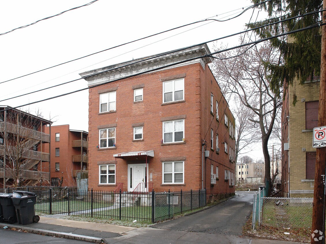Building Photo - 15 Cabot St