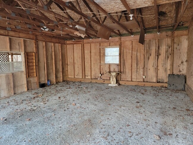 Building Photo - 3 Bedroom 2 Bathroom House