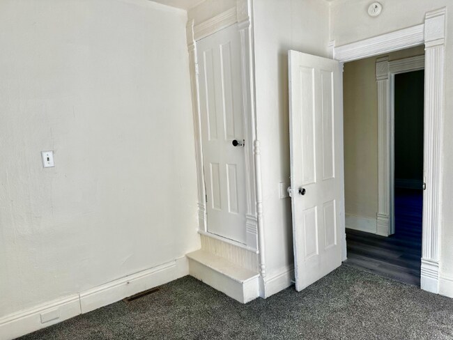 Foto del edificio - 647 W Lexington Ave