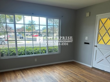 Building Photo - Charming 2-Bedroom Home with Landscaped Ya...