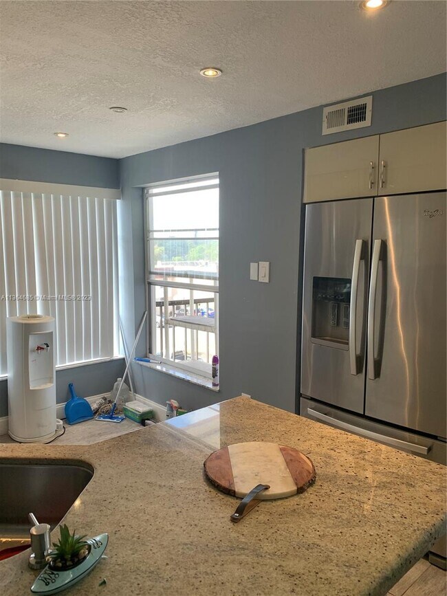 Building Photo - 4154 Inverrary Dr