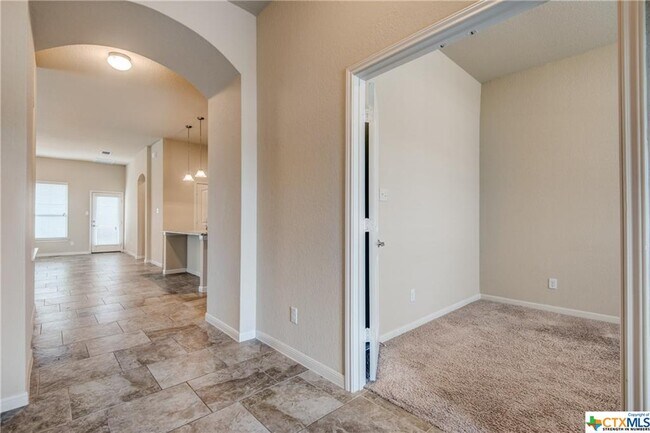 Foto del edificio - 5614 Briar Knoll