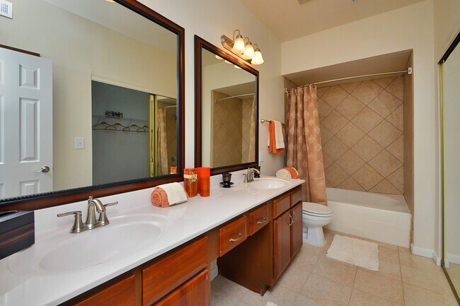 Building Photo - 2 Bedroom Apartment: Where Style Meets Sop...