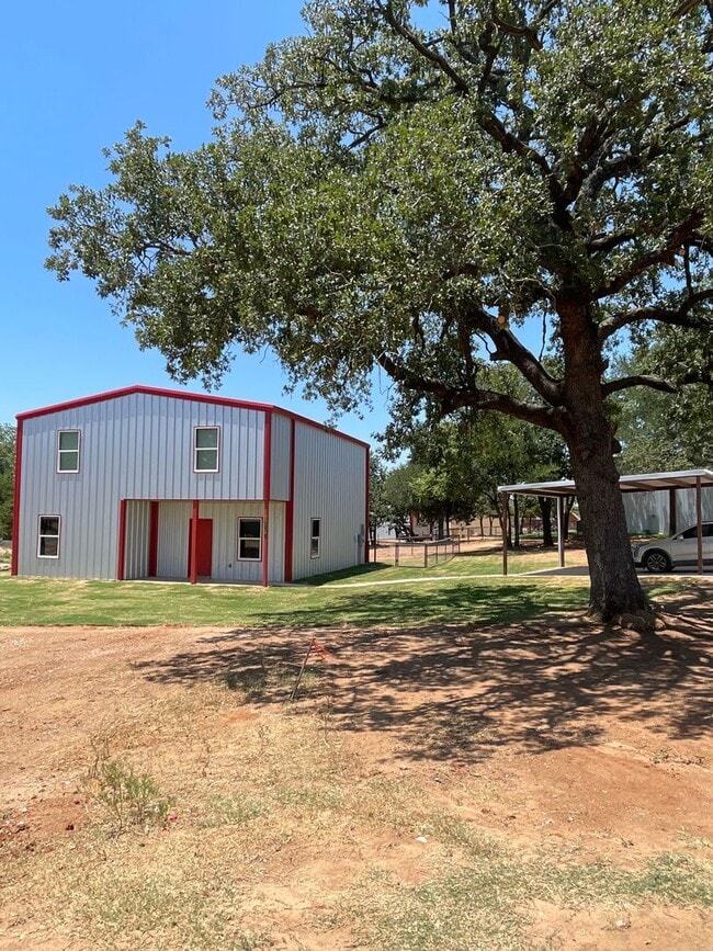 Building Photo - County Living in a Modern Home