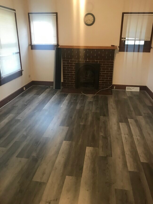 Living - 103 Robinson St