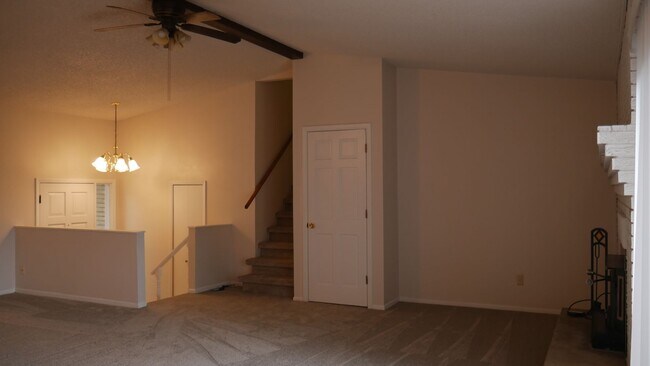 Foto del edificio - Single Family 3 Bed, 2 Bath w/ Big Backyar...
