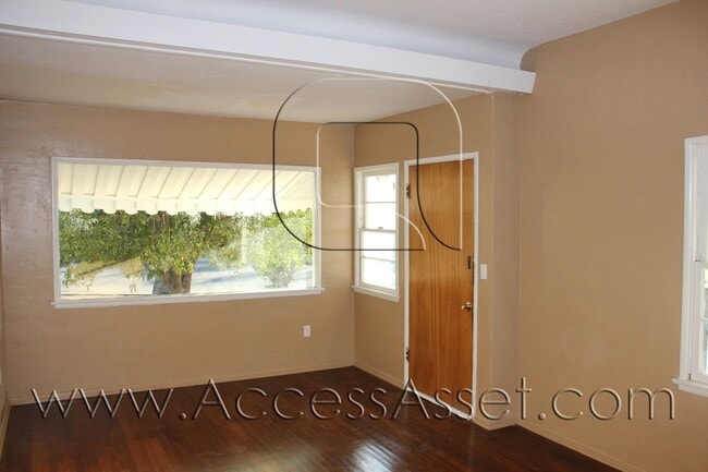 Building Photo - Charming 1 Bed/1 Bath Bottom Unit In The H...