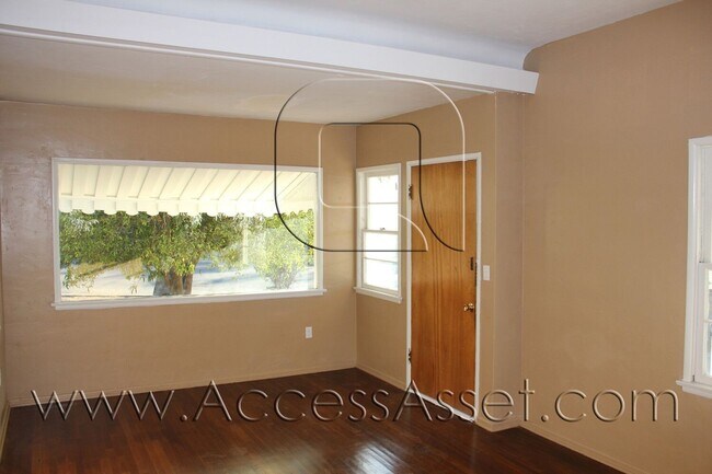 Foto del edificio - Charming 1 Bed/1 Bath Bottom Unit In The H...