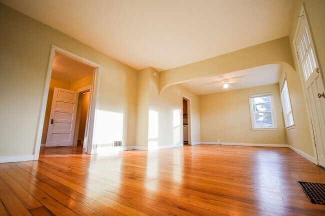 Foto del edificio - Charming Vintage 2bdrm Home on a Large Lot! Large Basement for storage!