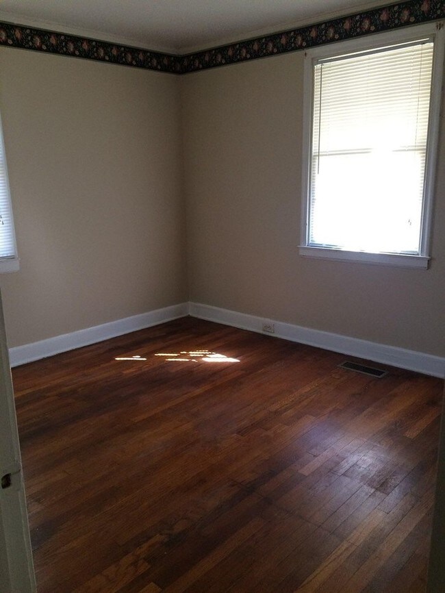 Building Photo - 2 Bedroom 1 Bath!