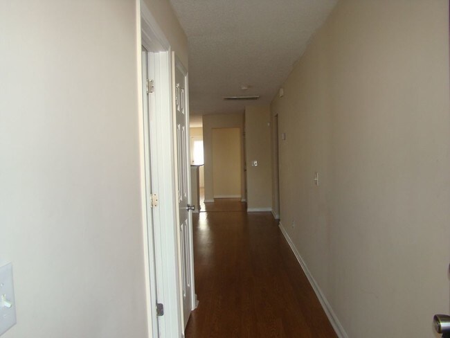 Building Photo - 1008 Lake Village Dr
