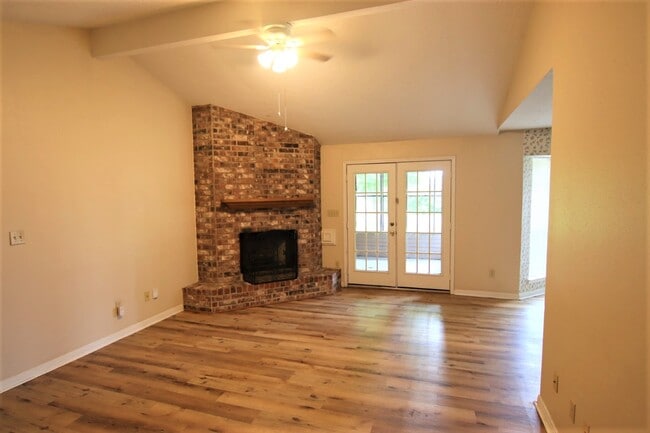 Foto del edificio - 5855 Baird St