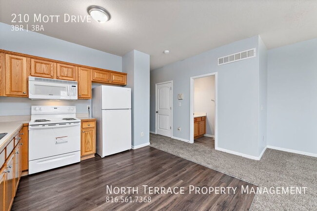 Building Photo - Renovated 3 Bed Townhouse with Unfinished ...