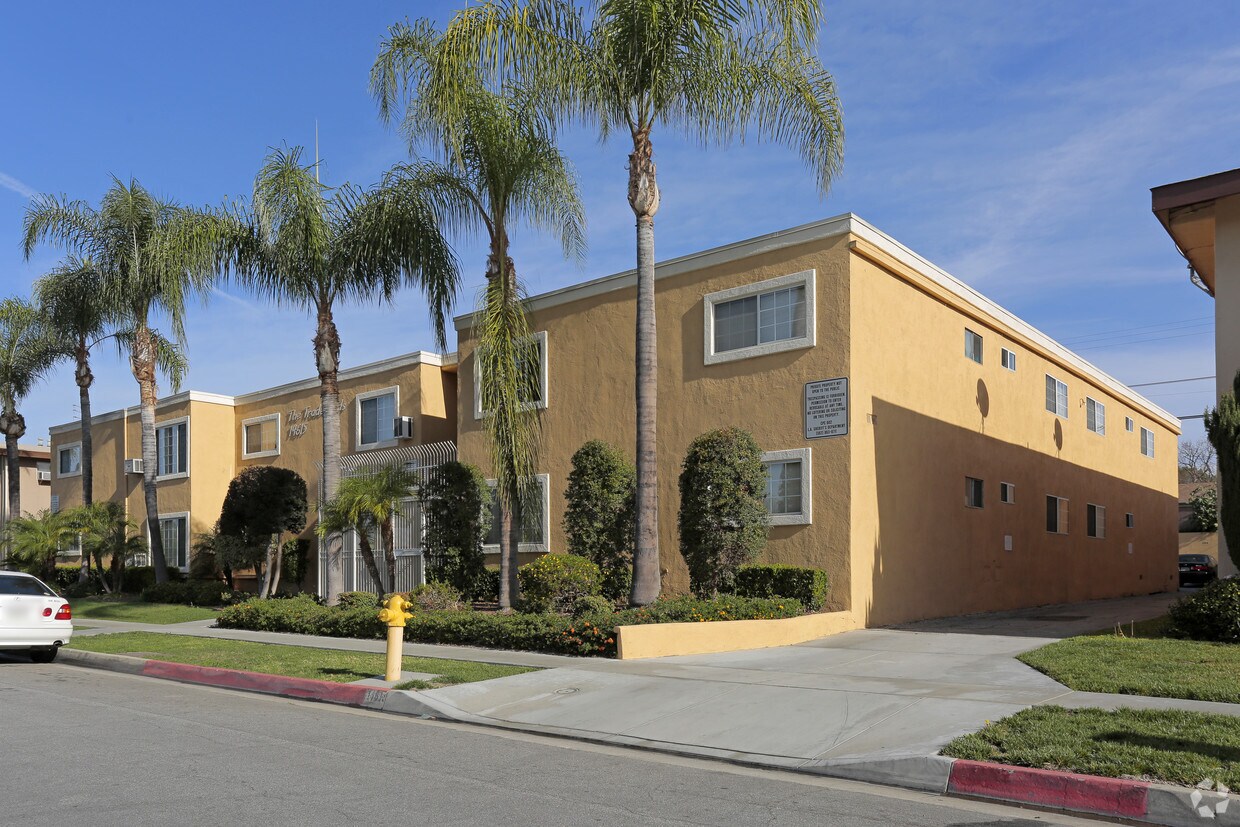 Primary Photo - Tradewinds Apartments